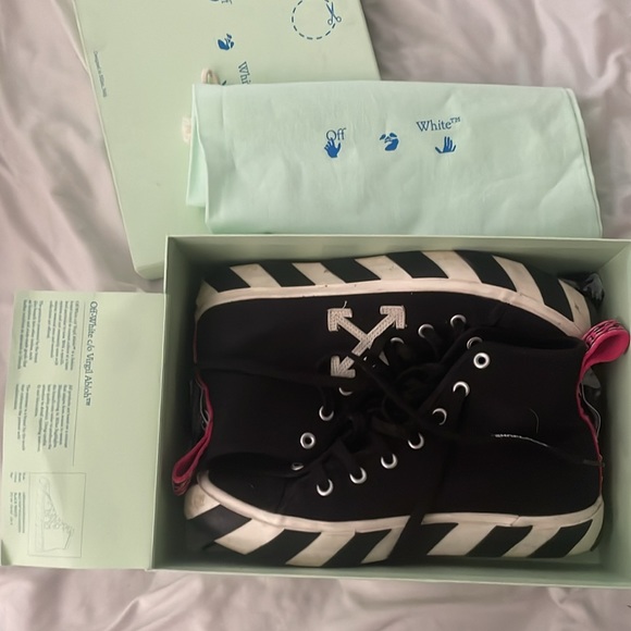 Off white mid top vulcanized black white runners - Picture 2 of 6